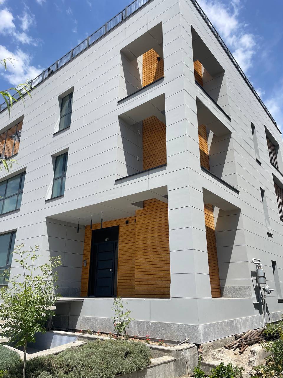 بازسازی مدرن نمای ساختمان در پارک فناوری پردیس؛ تلفیق مهندسی LSF و زیبایی فایبر سمنت برد
